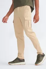 Pantalón cargo de corte recto en color beige, con bolsillos laterales tipo cargo con solapa y cierre de botón. Confeccionado en tela resistente, ideal para un look casual y funcional.
