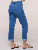 Pantalón jean tiro alto de corte recto y levemente entallado hacia los tobillos, con cinco bolsillos y dobladillo opcional en el ruedo.
