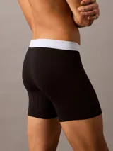 Pack de tres calzoncillos tipo boxer brief Calvin Klein, confeccionados en mezcla de algodón elástico. Diseño de talle medio con cinturilla elástica distintiva de la marca en colores azul, celeste y salmón.