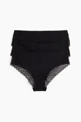 Pack de tres bombachas hipster negras de algodón con cintura media y cobertura media en la parte de atrás. Presentan detalles de encaje en los bordes.
