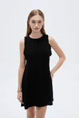 Vestido corto sin mangas en tono beige natural, con cuello redondo y volados delicados en las sisas.