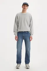 Jeans de corte regular fit en color azul medio, con diseño clásico de cinco bolsillos y cierre frontal con botón y cremallera.