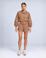 Short gris con cintura tipo clochard con regulador, ajustes con cordón en los laterales y bolsillos. Confeccionado en tejido ultra suave de poliéster y poliamida con protección UV 50+.