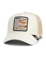 Gorra tipo trucker Goorin Bros modelo Menace de color beige, con cinco paneles, frente estructurado, malla trasera transpirable y cierre ajustable snapback. Cuenta con un parche frontal cuadrado con un bordado detallado de una serpiente y la palabra "Menace".