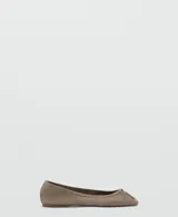 Zapato plano tipo chatita o ballerina de piel bovina en color taupe, con diseño clásico de punta redonda y pequeño detalle de lazo en el empeine.