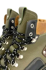 Borcego de cuero verde con detalles en marrón y negro, con cordones y suela track.