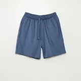 Shorts de pijama de color gris melange, con cintura elástica ajustable mediante cordón y bolsillos laterales.
