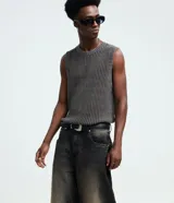 Pantalón de jean modelo super baggy, con corte ancho y recto, cintura alta con trabillas y terminación deshilachada en el ruedo. Presenta un lavado con efecto desgastado y bolsillos funcionales.