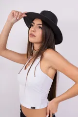 Top corto con estampado animal print de leopardo, escote halter y espalda descubierta.