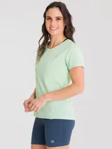 Remera deportiva de manga corta y cuello redondo, confeccionada en tejido técnico transpirable de secado rápido. Presenta un diseño liso en color verde menta con un pequeño logo estampado en el pecho.