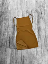 Vestido corto color camel, con escote en la espalda y breteles finos.