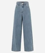 Pantalón de jeans de tiro alto, corte ancho (wide leg/pantalona) en tono celeste desgastado. Presenta cierre y botones frontales, trabillas en la cintura y bolsillos delanteros y traseros.