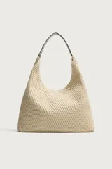 Bolso tipo shopper de tejido de algodón color beige, con diseño de red exterior y compartimento principal con cierre de imán. Cuenta con asa de mano oscura a contraste y bolsillos interiores.