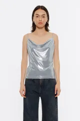 Camiseta de tirantes plateada con cuello drapeado.