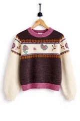 Sweater de punto en lana merino, con diseño de bloques de color en marrón, crema y fucsia. Presenta detalles de bordados artesanales y motivos jacquard en el pecho y las mangas, cuello redondo y mangas largas.