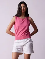 Musculosa tejida color naranja, de hilado fino y cuello redondo.