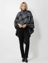 Capa de tejido cuadrille con diseño de cuadros en tonos marrón, beige y naranja. Presenta un cierre frontal con botón tipo trenca y bordes con ribete negro.