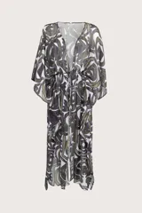 Caftán largo de estilo cover up, confeccionado en tela semitransparente con estampado botánico abstracto en tonos verde oliva y púrpura. Presenta mangas amplias tipo kimono, escote en V y cierre frontal con cordón ajustable en la cintura.