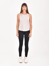 Musculosa deportiva de color gris, con cuello redondo y diseño de espalda cruzada con abertura.