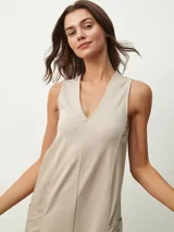 Mono largo azul marino, de corte holgado, con escote en V y bolsillos laterales.