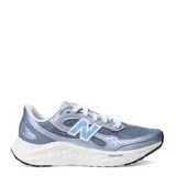 Championes de running New Balance Fresh Foam Arishi para mujer, en color celeste y gris, con detalles en blanco y celeste claro en la "N" lateral. Cuenta con tecnología Fresh Foam en la entresuela para mayor amortiguación y suela blanca con base negra.