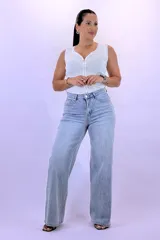 Jean de mujer, tiro alto, color celeste claro con efecto lavado. Corte ancho (wide leg) y pierna recta.