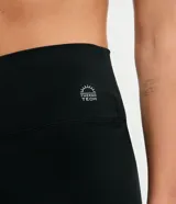 Legging deportiva Get Over de calce ajustado, confeccionada en microfibra térmica con cintura elástica. Diseño liso y minimalista, ideal para entrenamiento y uso diario.