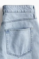 Bermudas de cinco bolsillos en denim de algodón rígido, con talle alto y cierre de cremallera con botón.