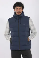 Chaleco puffer azul marino con capucha ajustable con cordón, cierre frontal y bolsillos laterales con cierre.