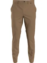 Pantalón chino slim color marrón claro, con diseño de cuatro bolsillos, trabillas para cinturón y cierre frontal con botón y cremallera.