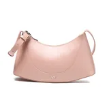 Bandolera color nude de material símil cuero, con forma curva y cierre superior metálico. Presenta un bolsillo interno con cierre y herrajes plateados. Incluye correa regulable para usar al hombro o cruzada.