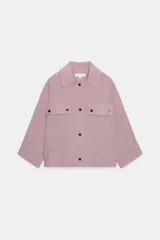 Chaqueta corta de color rosado con cuello solapa, manga larga y bolsillos frontales de plastrón con solapa. Presenta cierre frontal con botones y bajo ajustable con cordón interior.