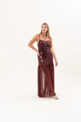 Vestido largo bordó con acabado brillante en el torso y tirantes finos, con falda larga semitransparente de tejido de red.