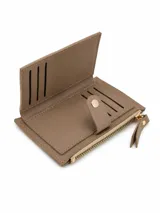 Monedero de cuero sintético beige, con cierre superior de cremallera y compartimento frontal con solapa y botón a presión.
