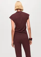 Camiseta de punto color bordó, con cuello perkins y mangas cortas con diseño recto.