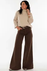 Pantalón jeans marrón de corte oxford y tiro medio, con bolsillos laterales y traseros, confeccionado en denim elastizado.