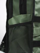 Mochila de estilo táctico color verde oliva, con múltiples correas ajustables frontales, hebillas de cierre rápido y bolsillos laterales de red. Cuenta con compartimentos principales con cierre y correas de hombro acolchadas.