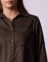 Camisa color verde oliva de lyocell, marca Cyrus. Tiene cuello con solapa, abertura central con botones, mangas 3/4 regulables con presilla y botón, y dos bolsillos delanteros aplicados.