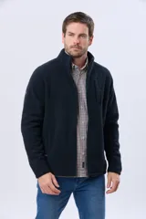 Campera de polar texturado grueso con interior de micropolar, cuello alto y cierre frontal. Cuenta con bolsillos laterales con cierre y un bolsillo vertical en el pecho.