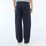 Jean baggy azul oscuro de corte relajado, con diseño clásico de cinco bolsillos y costuras en contraste.