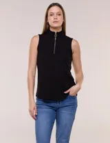 Musculosa de tejido acanalado color negro, con cuello alto y cierre frontal metálico parcial con tirador circular.