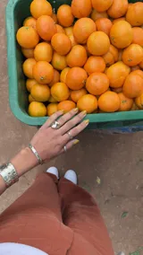 Brazalete rígido de diseño artesanal con textura irregular y acabado metálico, elaborado en bronce macizo.