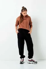 Pantalón babucha deportivo negro con cintura elástica y puños elastizados en los tobillos.