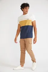 Pantalón cargo de corte slim, color verde oliva, con bolsillos laterales tipo cargo, cierre frontal con botón y puños elásticos en los tobillos.