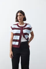 Pantalón de tiro alto con silueta barrel, de calce relajado con volumen en las piernas y ajuste hacia el ruedo. Confeccionado en tejido de algodón con elastano.