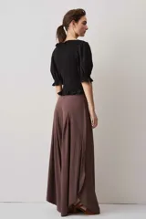 Pantalón marrón de corte ancho y fluido, con pinzas frontales y tiro alto.