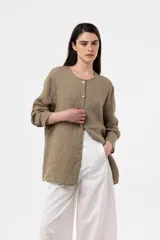 Camisa de lino color beige, de calce relajado, cuello redondo y cierre frontal de botones.