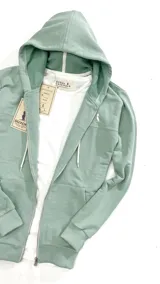 Campera con capucha verde agua, con cierre frontal y bolsillos tipo canguro.