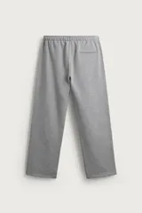 Pantalón jogger de corte regular fit y color negro, confeccionado en tejido compacto de algodón con interior de rizo. Cuenta con cintura elástica, bolsillos frontales y un bolsillo trasero de doble vivo.