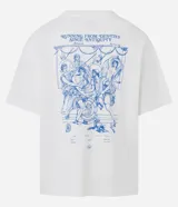 Remera oversized de algodón color blanco, con cuello redondo, manga corta y una estampa trasera en azul de estilo renacentista con la frase "Running from destiny singe antiquity".
